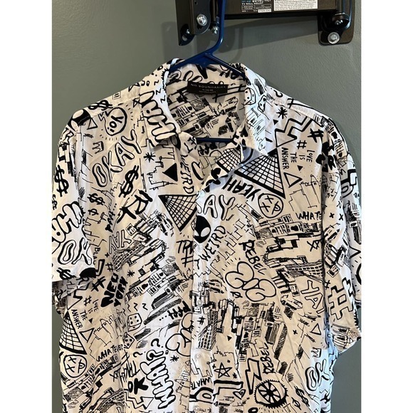 No Boundaries Graphic print‎ Button Up Shirt - Picture 2 of 4